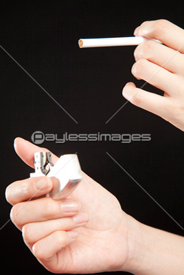 タバコに火を点ける手 商用利用可能な写真素材 イラスト素材ならストックフォトの定額制ペイレスイメージズ
