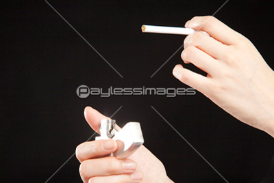 タバコに火を点ける手 商用利用可能な写真素材 イラスト素材ならストックフォトの定額制ペイレスイメージズ