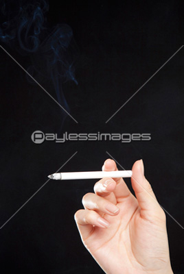 タバコを持つ手 商用利用可能な写真素材 イラスト素材ならストックフォトの定額制ペイレスイメージズ