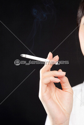タバコを吸う女性 商用利用可能な写真素材 イラスト素材ならストックフォトの定額制ペイレスイメージズ