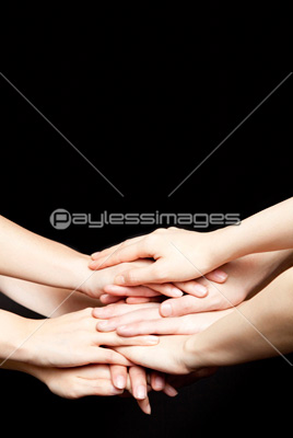 重なる手 商用利用可能な写真素材 イラスト素材ならストックフォトの定額制ペイレスイメージズ