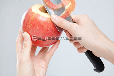リンゴの皮むき 商用利用可能な写真素材 イラスト素材ならストックフォトの定額制ペイレスイメージズ