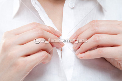 ボタンを留める手 商用利用可能な写真素材 イラスト素材ならストックフォトの定額制ペイレスイメージズ