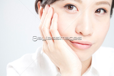 頬杖をつく女性 商用利用可能な写真素材 イラスト素材ならストックフォトの定額制ペイレスイメージズ