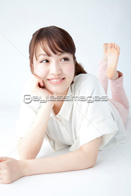 頬杖をつく女性 商用利用可能な写真素材 イラスト素材ならストックフォトの定額制ペイレスイメージズ