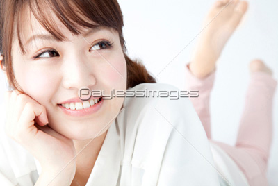 頬杖をつく女性 商用利用可能な写真素材 イラスト素材ならストックフォトの定額制ペイレスイメージズ