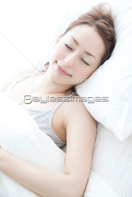 ベッドで眠る女性 ストックフォトの定額制ペイレスイメージズ