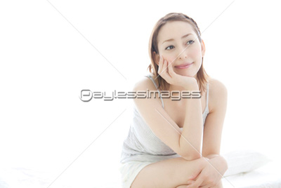 頬杖をつく女性 商用利用可能な写真素材 イラスト素材ならストックフォトの定額制ペイレスイメージズ