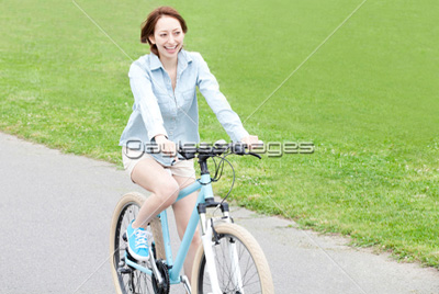 自転車に乗る女性 商用利用可能な写真素材 イラスト素材ならストックフォトの定額制ペイレスイメージズ