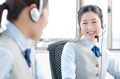 コールセンターのオペレーター 商用利用可能な写真素材 イラスト素材ならストックフォトの定額制ペイレスイメージズ