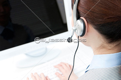 コールセンターのオペレーター 商用利用可能な写真素材 イラスト素材ならストックフォトの定額制ペイレスイメージズ