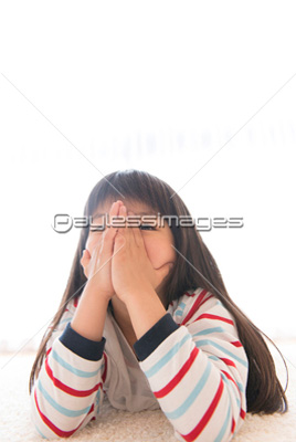 寝転がる女の子 商用利用可能な写真素材 イラスト素材ならストックフォトの定額制ペイレスイメージズ
