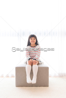 椅子に座る女の子 ストックフォトの定額制ペイレスイメージズ