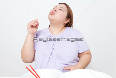 タバコを吸う女性 商用利用可能な写真素材 イラスト素材ならストックフォトの定額制ペイレスイメージズ