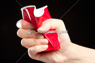 紙コップを握り潰す手 商用利用可能な写真素材 イラスト素材ならストックフォトの定額制ペイレスイメージズ