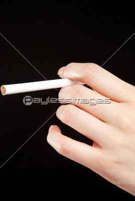 タバコを持つ手 商用利用可能な写真素材 イラスト素材ならストックフォトの定額制ペイレスイメージズ