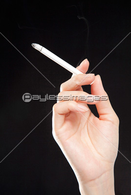 タバコを吸う女性 商用利用可能な写真素材 イラスト素材ならストックフォトの定額制ペイレスイメージズ