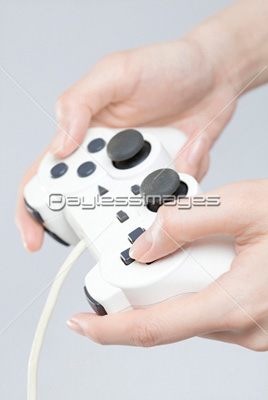 ゲームコントローラーを持つ手 商用利用可能な写真素材 イラスト素材ならストックフォトの定額制ペイレスイメージズ