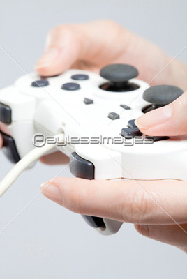 携帯ゲーム機を持つ手 商用利用可能な写真素材 イラスト素材ならストックフォトの定額制ペイレスイメージズ