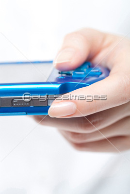携帯ゲーム機を持つ手 ストックフォトの定額制ペイレスイメージズ