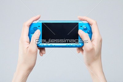 ゲームコントローラーを持つ手 ストックフォトの定額制ペイレスイメージズ