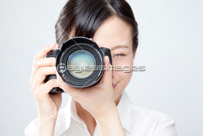 カメラを構える女性 ストックフォトの定額制ペイレスイメージズ