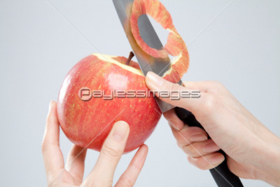 リンゴの皮むき ストックフォトの定額制ペイレスイメージズ