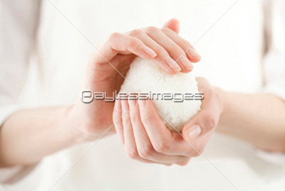 キャベツを切る女性の手元 商用利用可能な写真素材 イラスト素材ならストックフォトの定額制ペイレスイメージズ