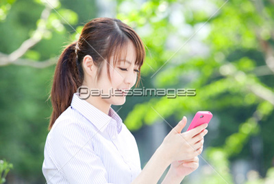 スマートフォンを操作するOL