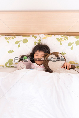 ぬいぐるみを抱きながら眠る女の子 商用利用可能な写真素材 イラスト素材ならストックフォトの定額制ペイレスイメージズ