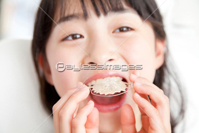 歯の矯正をする女の子 商用利用可能な写真素材 イラスト素材ならストックフォトの定額制ペイレスイメージズ