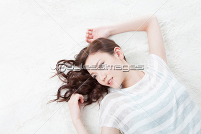寝そべる女性 ストックフォトの定額制ペイレスイメージズ