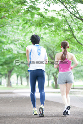 ジョギングする男女の後ろ姿 ストックフォトの定額制ペイレスイメージズ