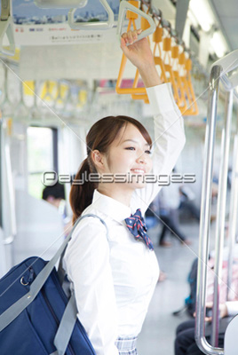 電車に乗る女子高校生 商用利用可能な写真素材 イラスト素材ならストックフォトの定額制ペイレスイメージズ 電車に乗る女子高校生 商用利用可能な写真素材 イラスト素材ならストックフォトの定額制ペイレスイメージズ