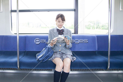 電車の中で勉強する女子高校生 商用利用可能な写真素材 イラスト素材ならストックフォトの定額制ペイレスイメージズ 電車の中で勉強する女子高校生 商用利用可能な写真素材 イラスト素材ならストックフォトの定額制ペイレスイメージズ