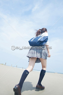 砂浜を走る女子高校生 商用利用可能な写真素材 イラスト素材ならストックフォトの定額制ペイレスイメージズ