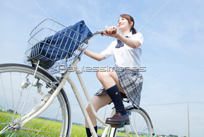 自転車通学する女子高校生 ストックフォトの定額制ペイレスイメージズ