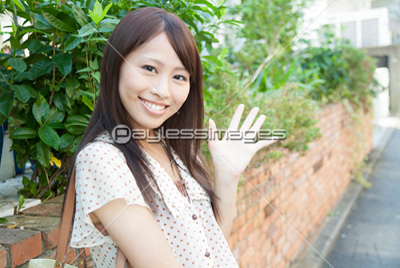 笑顔で手を振る女性 ストックフォトの定額制ペイレスイメージズ