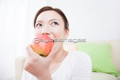 リンゴを食べる女性 商用利用可能な写真素材 イラスト素材ならストックフォトの定額制ペイレスイメージズ