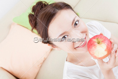 リンゴを食べる女性 商用利用可能な写真素材 イラスト素材ならストックフォトの定額制ペイレスイメージズ