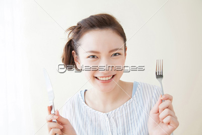 ナイフとフォークを持つ女性 商用利用可能な写真素材 イラスト素材ならストックフォトの定額制ペイレスイメージズ