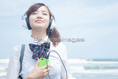 ヘッドホンで音楽を聴く女子高校生 商用利用可能な写真素材 イラスト素材ならストックフォトの定額制ペイレスイメージズ