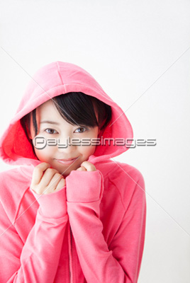 フードを被る女の子 商用利用可能な写真素材 イラスト素材ならストックフォトの定額制ペイレスイメージズ フードを被る女の子 商用利用可能な写真素材 イラスト素材ならストックフォトの定額制ペイレスイメージズ