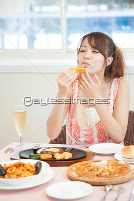 レストランでピザを食べる女性 ストックフォトの定額制ペイレスイメージズ