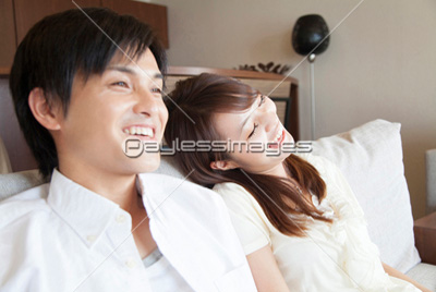 ソファに座るカップル ストックフォトの定額制ペイレスイメージズ