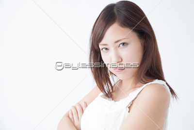 腕組みをして怒る女性 商用利用可能な写真素材 イラスト素材ならストックフォトの定額制ペイレスイメージズ