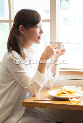 カフェでコーヒーを飲む女性 商用利用可能な写真素材 イラスト素材ならストックフォトの定額制ペイレスイメージズ