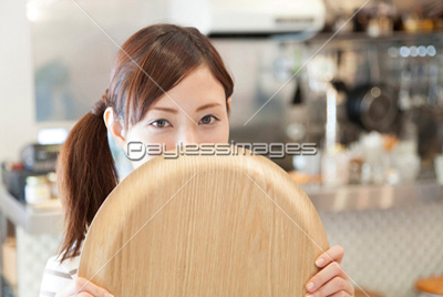 注文をとる店員 商用利用可能な写真素材 イラスト素材ならストックフォトの定額制ペイレスイメージズ