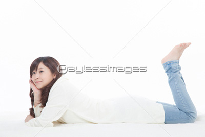 寝転ぶ女性 商用利用可能な写真素材 イラスト素材ならストックフォトの定額制ペイレスイメージズ