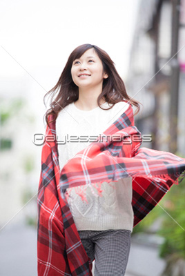 ストールを羽織る女性 商用利用可能な写真素材 イラスト素材ならストックフォトの定額制ペイレスイメージズ